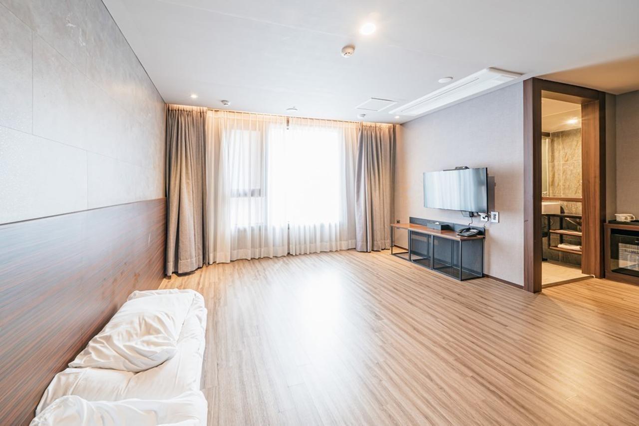 With City Hotel Чеджу Екстериор снимка